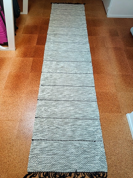 Käsin kudottu harmaa-valkoinen räsymatto
