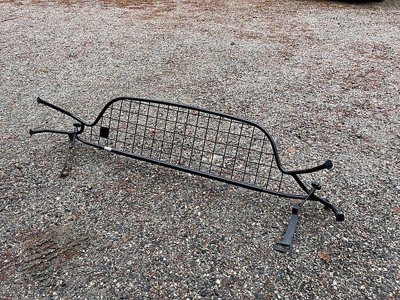 Metallinen koiraverkko autoon