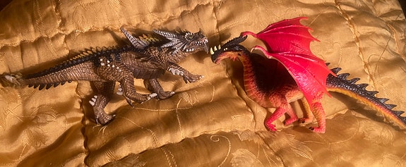 Schleich lohikäärme figuuri ja lohikäärme joka ilmeisesti jotain muuta merkkiä