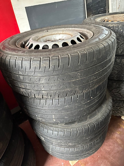 Myydään Yokohama 16 tuumaset renkaat