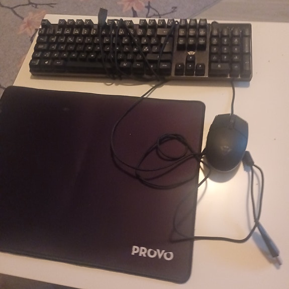 Näppäimistö, hiiri ja PROVO-hiirimatto
