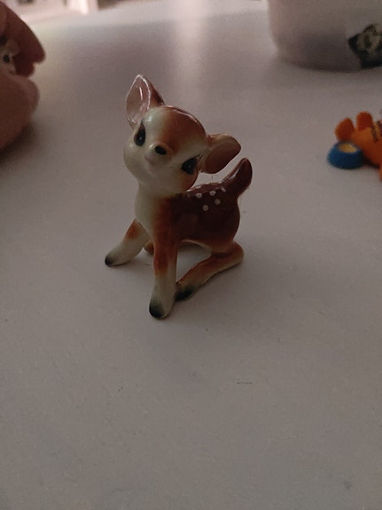 Pieni posliininen bambi‑figuuri
