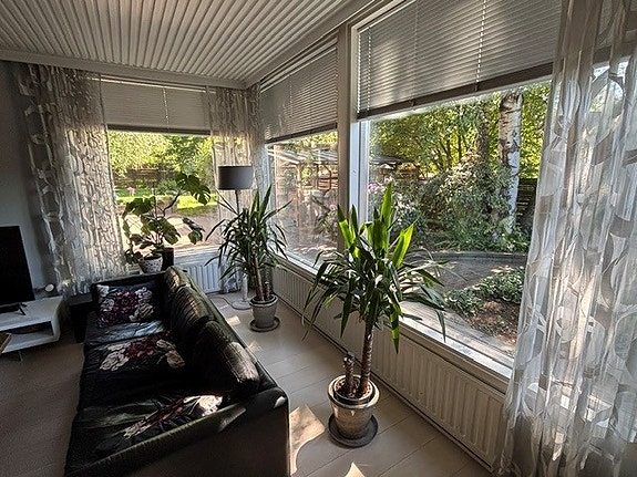 Harmaat kuviolliset verhot, rengaskuvio