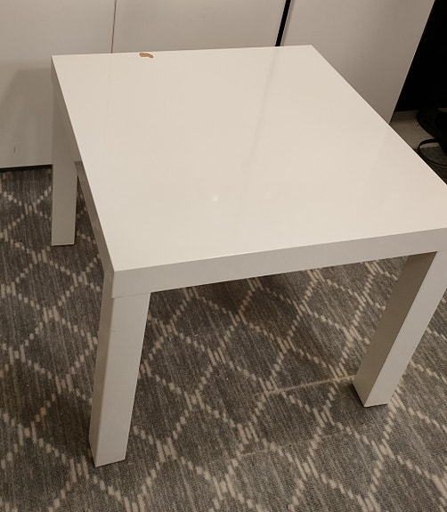 Pieni Ikea Lack pöytä korkeakiilto valkoinen