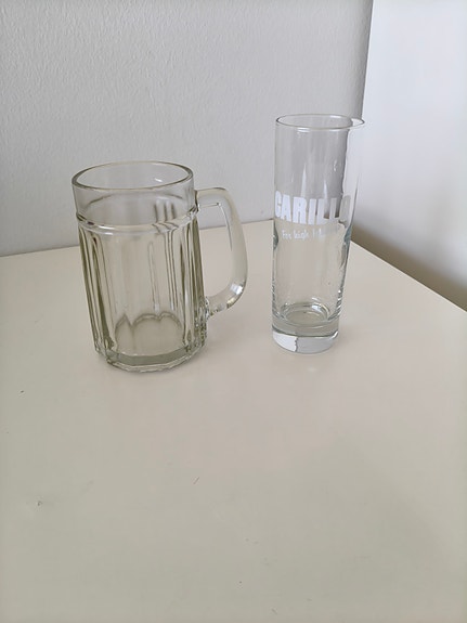 Vintage oluttuoppi ja korkea juomalasi