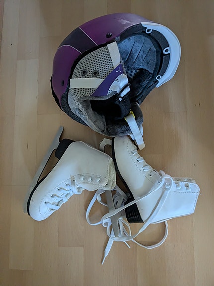 Luistimet koko 30 ja laskettelukypärä 53-57 cm