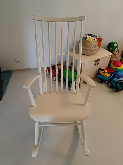 Valkoinen keinutuoli