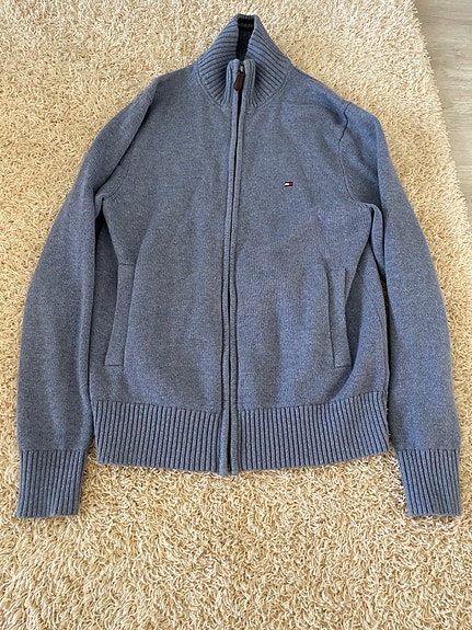 Myydään erittäin hyväkuntoinen Tommy Hilfiger neuletakki