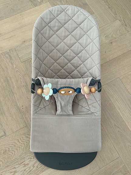 BabyBjörn Bliss sitteri lelukaarella