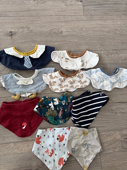 Muumi vauvan ruokalappu ja Sukat one size kirjava unisex