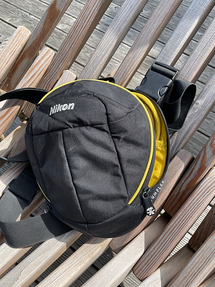Nikon kameran olkalaukku musta–keltainen
