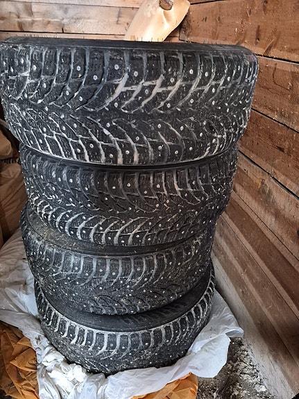 4 x Nokian Hakkapeliitta 9 205/55-16 nastarenkaat kevytmetallivanteilla