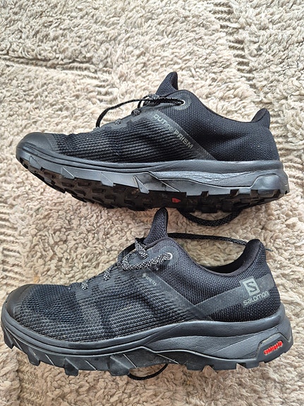 Salomon vedenpitävät mustat Gore tex kengät.