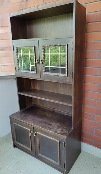 Vintage kirjahylly vitriinikaapilla lasiovilla