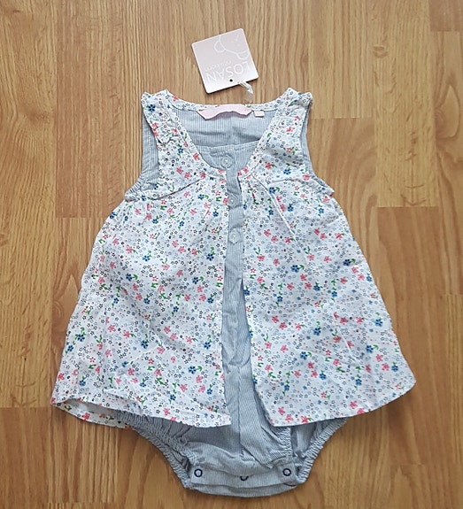 Uusi vaatepaketti tyttövauvalle 62/68 cm sis.5 kpl