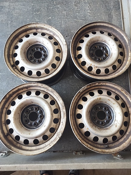 5×100 keskireikä 57.1mm 15 tuumaiset peltivanteet.