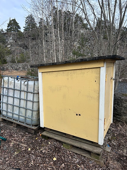 Myydään lämpöeristetty koppi + lämminvesivaraaja 100 l (pakettina)