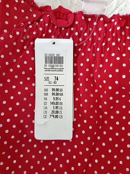 Punainen pieni paita.