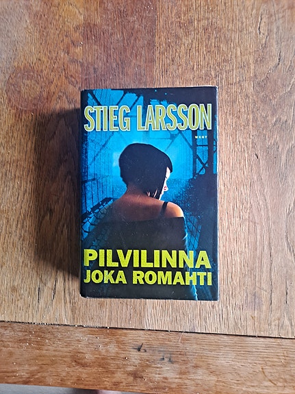 stig larsson pilvilinna joka romahti
