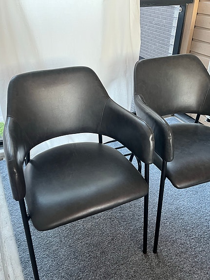 Kaksi keittiöntuolia