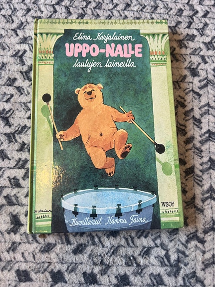 Uppo-Nalle laulujen laineilla lastenkirja