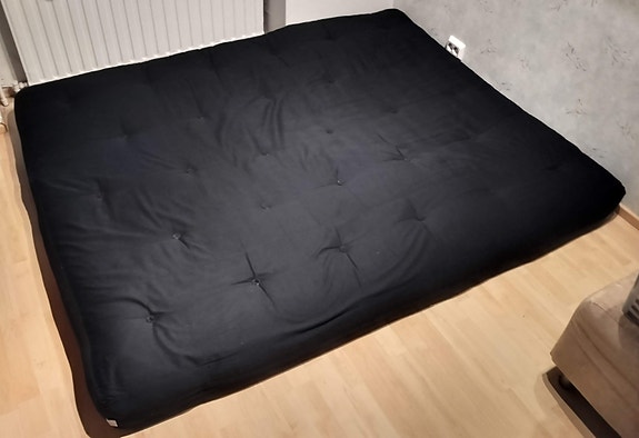 Musta Futon patja (160x200)