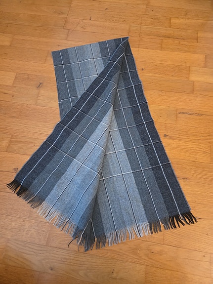 Harmaa ruudullinen huivi
