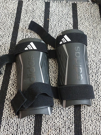 Adidas säärisuojat musta