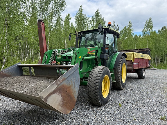 John Deere 5820 traktori etukuormaajalla 551