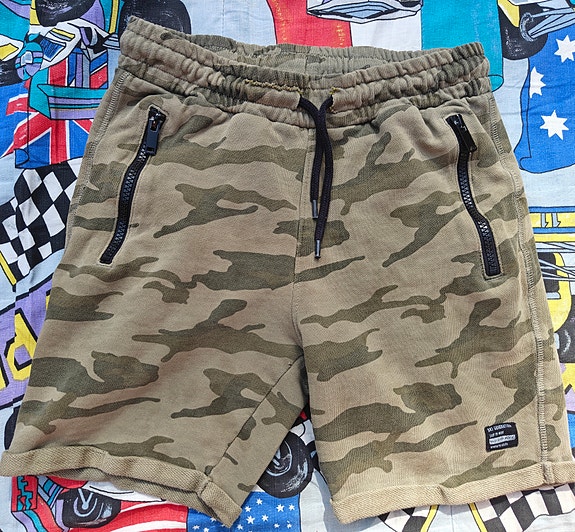 Maastokuvioiset shortsit 146/152
