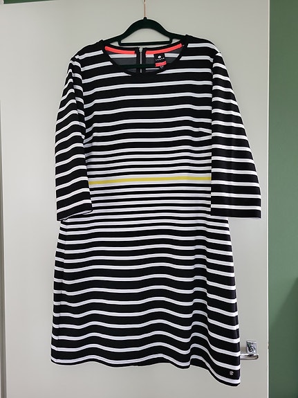 Luhta raidallinen mekko plus size L musta-valkoinen