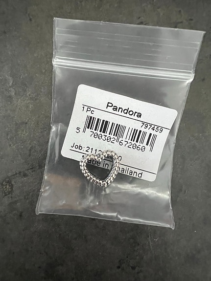 Pandora hopeinen sydänriipus
