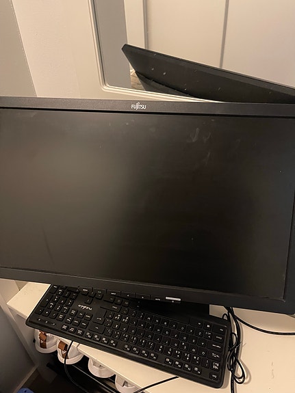 Fujitsu 24" tietokonenäyttö ja näppäimistö