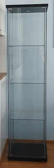 Myydään IKEA Detolf -lasivitriini (mustanruskea), hyväkuntoinen