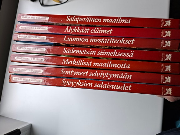 Kirjasarjojen kirjoja,Maailman ihmeet ja salaisuudet  ja Maailman maat ja kansat