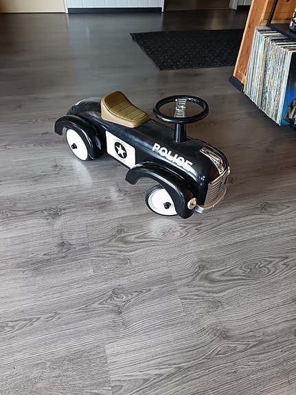 Ohjattava poliisi auto
