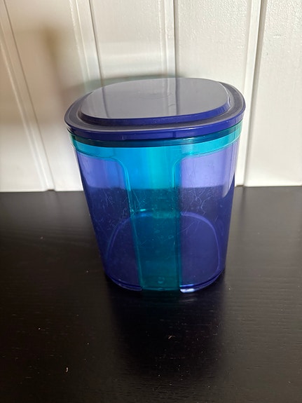 Tupperware säilytysrasia kannella