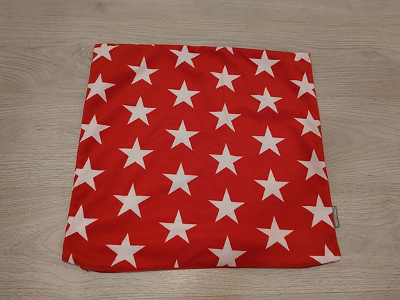 Punainen Tähtikoristetyynynpäällinen
