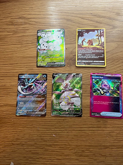 Pokemon kortteja, holoja ja erikoiskortteja