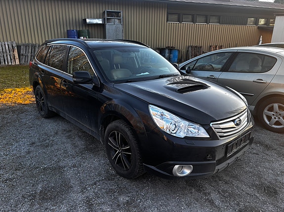 Subaru Outbackin alkuperäinen etupuskuri