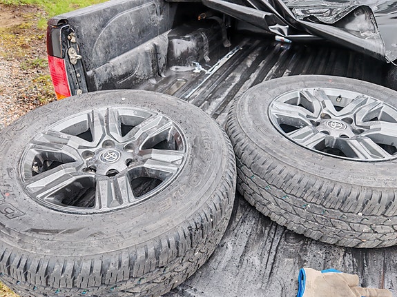 Toyota 235/65 R17 renkaat vanteilla