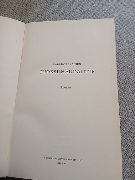 Kari Hotakainen Juoksuhaudantie romaani kovakantinen