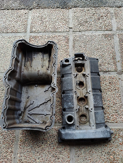 Ford Escort RS2000 16V öljypohja ja venttiilikoneiston kansi