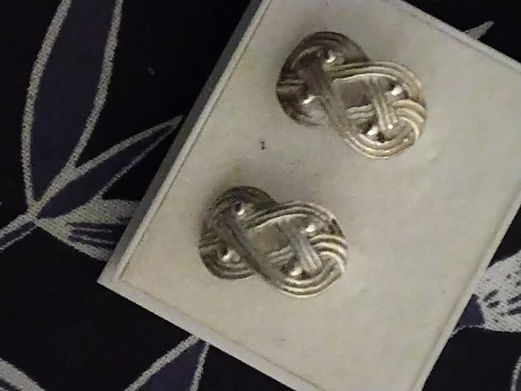 Viking hopeakorvakorut näyttää, Kalevalakorun Teljänneito tappi korviksilta