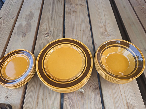 Kiln Craft Stoneware lautaset, keltaruskea sarja