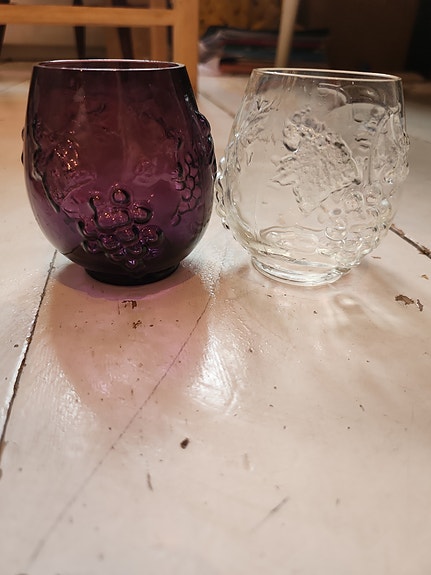 Kumela rypälekuvioidut lasit, kirkas ja violetti