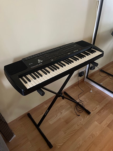 VARATTU Roland E-28 kosketinsoitin musta