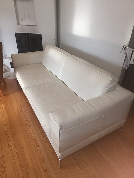 Ikean paikoin kulunut nahkasohva