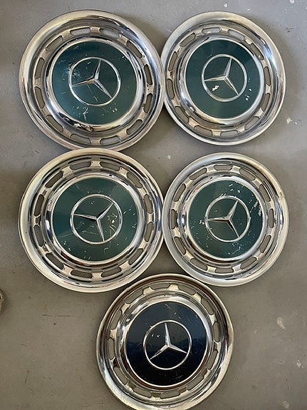 Vanhoja Mercedes Benz pölykapselia.