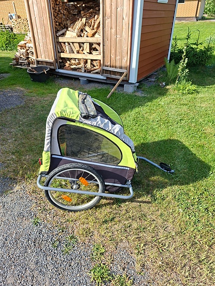 Lasten pyörän peräkärry vihreä-musta
